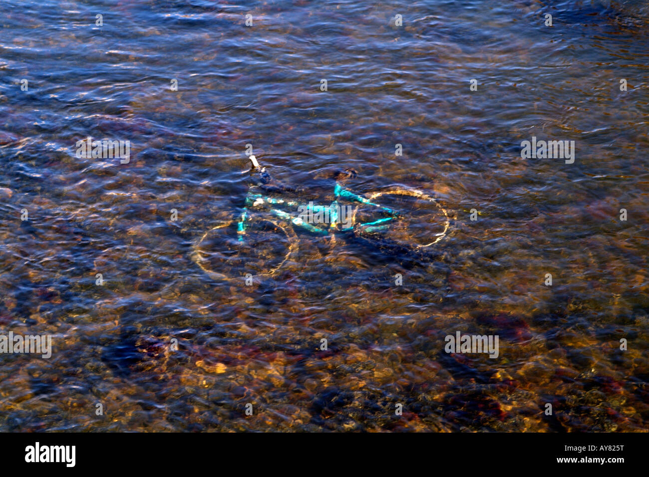 Fluss Liffey Dublin Irland gedumpten Fahrrad im Wasser Stockfoto