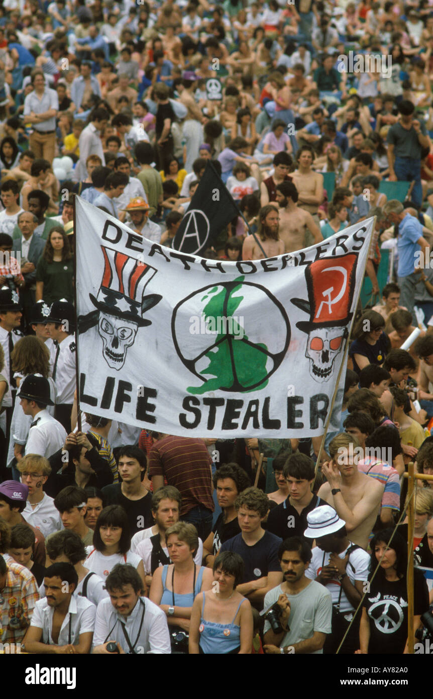 CND Campaign for Nuclear Disarmament Rally durch London zum Hyde Park 1982 England 1980er Jahre Stop the Falklands war. UK HOMER SYKES Stockfoto