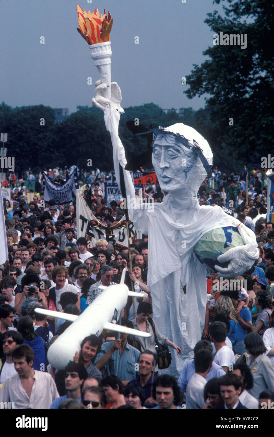 CND Massendemonstrationskampagne für nukleare Abrüstung Kundgebung durch London zum Hyde Park 1982. Leute, die den Falklandkrieg in den 1980er Jahren stoppen wollen Stockfoto