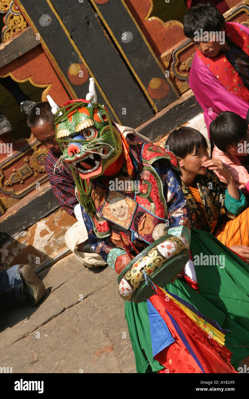 Bhutan Paro Festival Tsechu Tanz 8 Arten von Spirituosen Degye Tier maskierte Tänzer Stockfoto