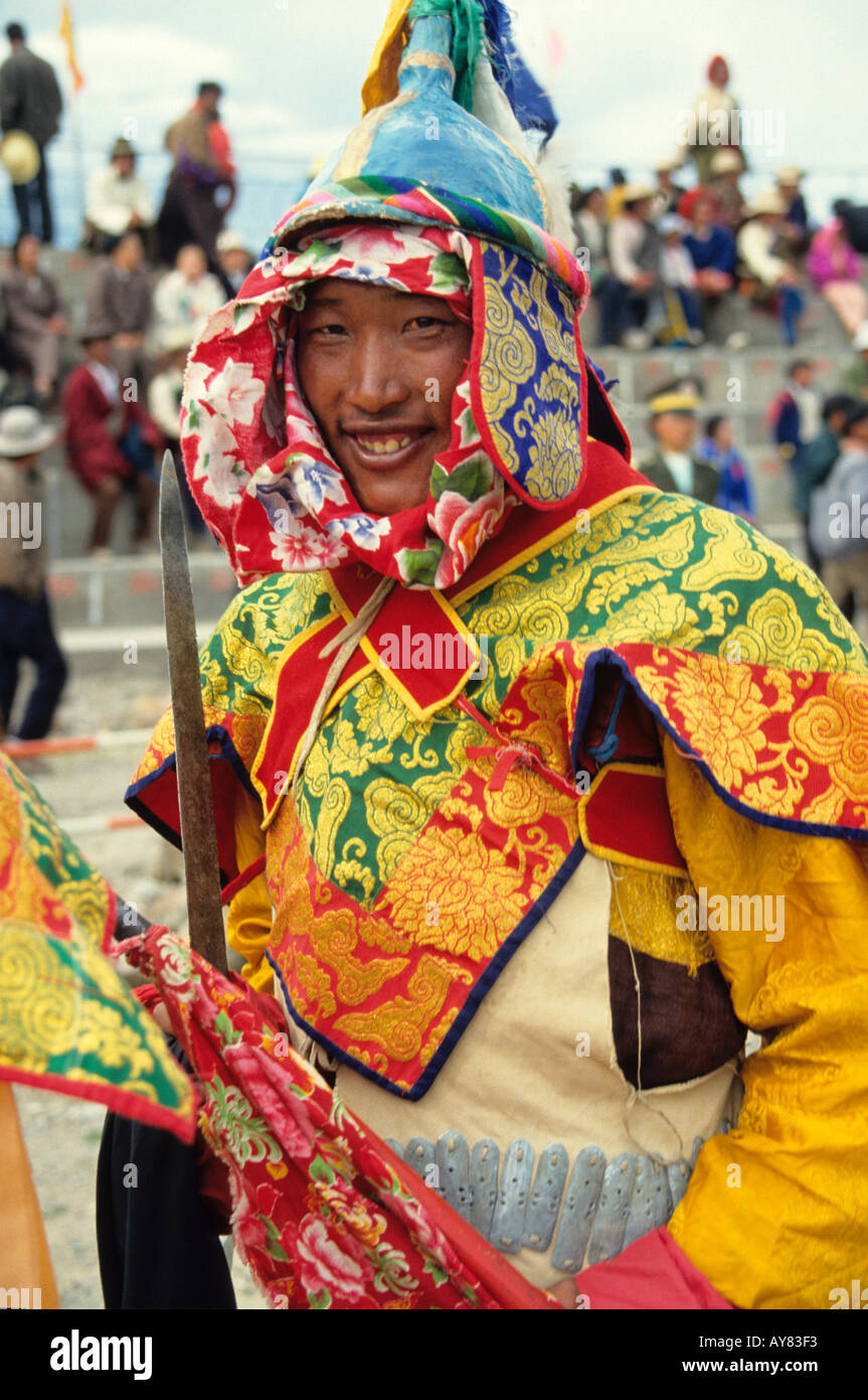 historisch kostümierte tibetischen Krieger Mönch an Naqu Nagqu traditionellen jährlichen Pferdefest in Nord-Tibet Stockfoto