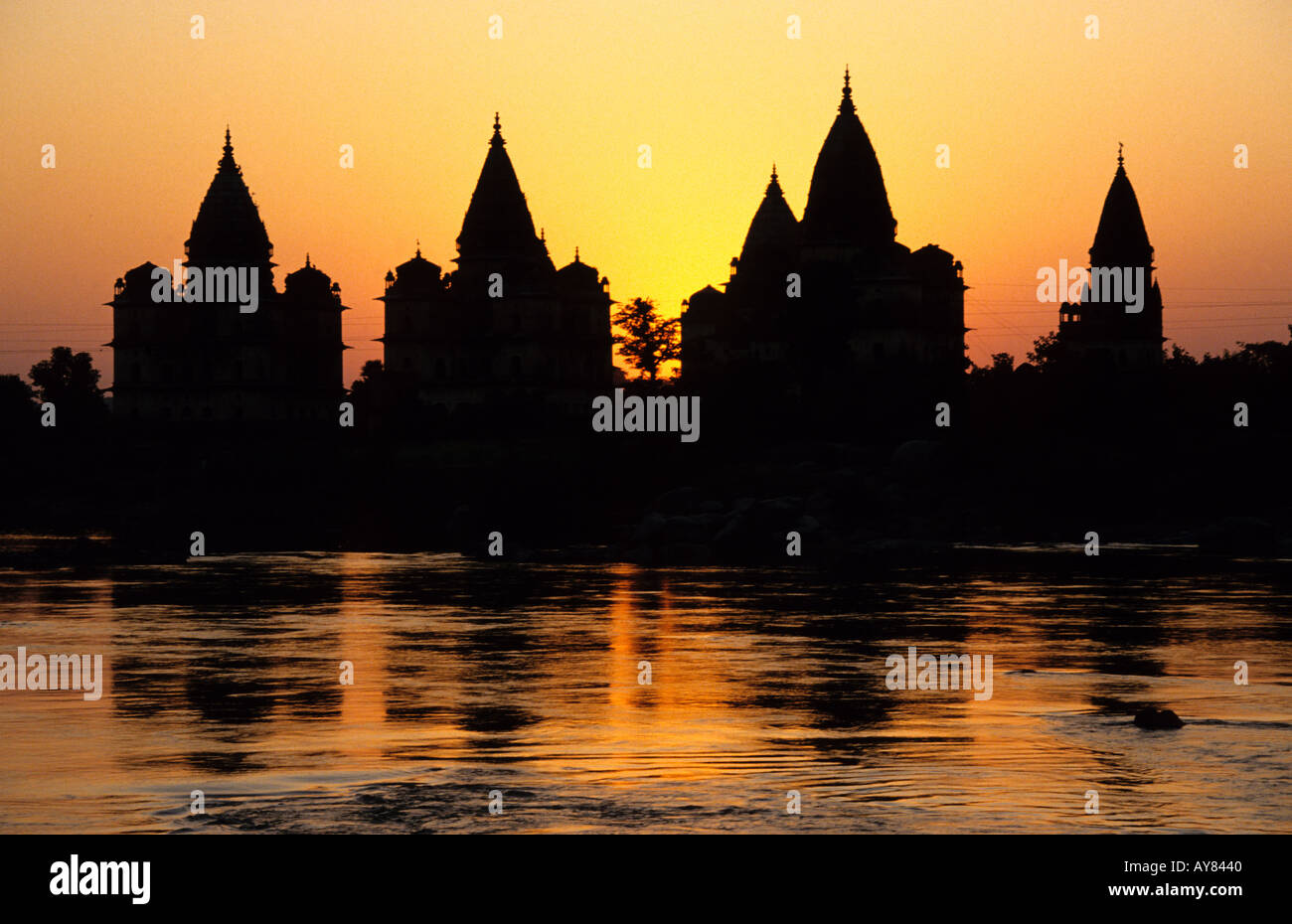 Spektakuläre Sonnenuntergänge an der königlichen Chattris an den Ufern des Flusses Betwa am Orccha in Indien bringen viele bewundernde Besucher Stockfoto