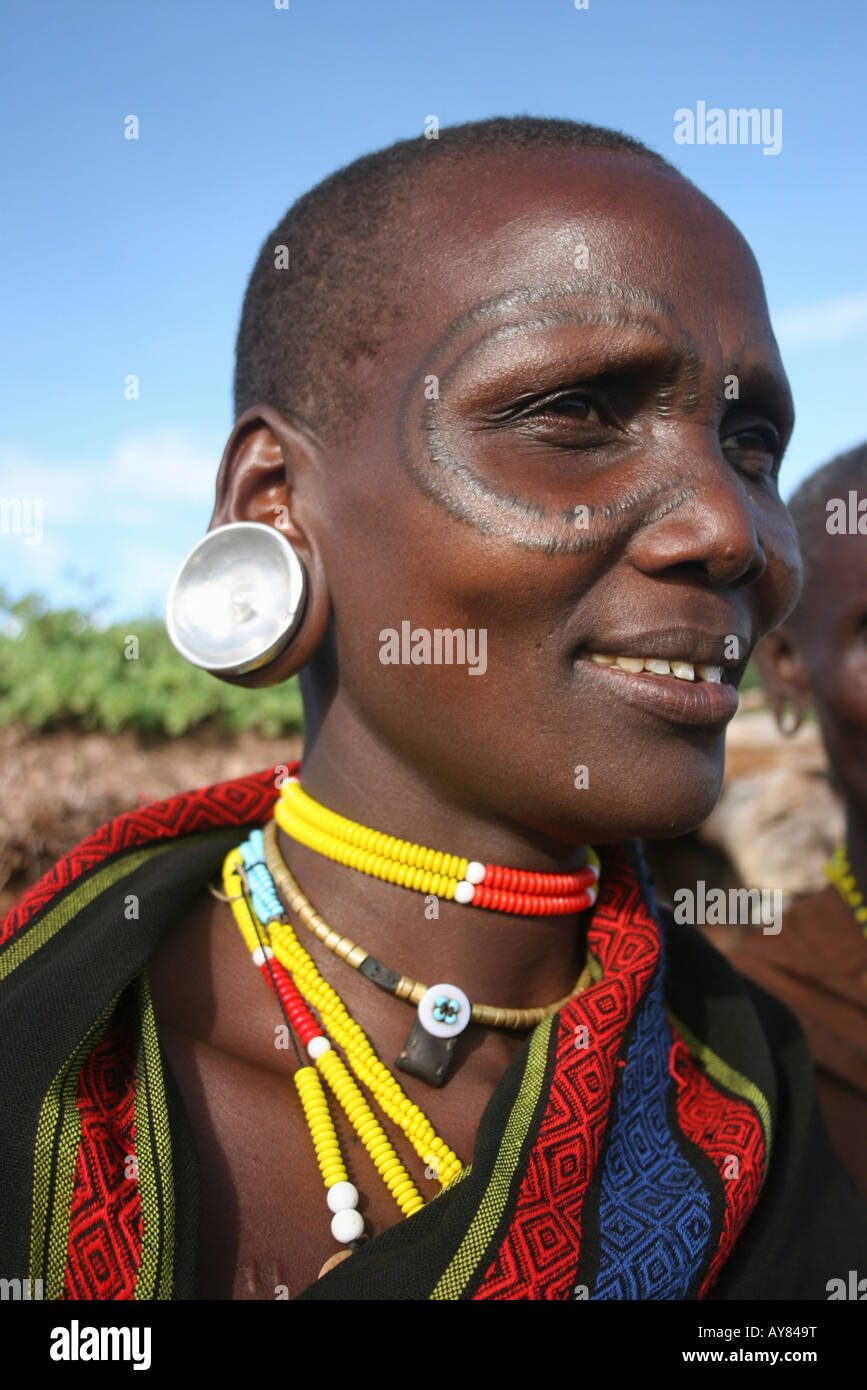 Afrika Tansania Mitglieder der datoga Stamm Frau in traditioneller Kleidung  Perlen Ohrringe und Schönheit Narben gesehen werden kann Stockfotografie -  Alamy