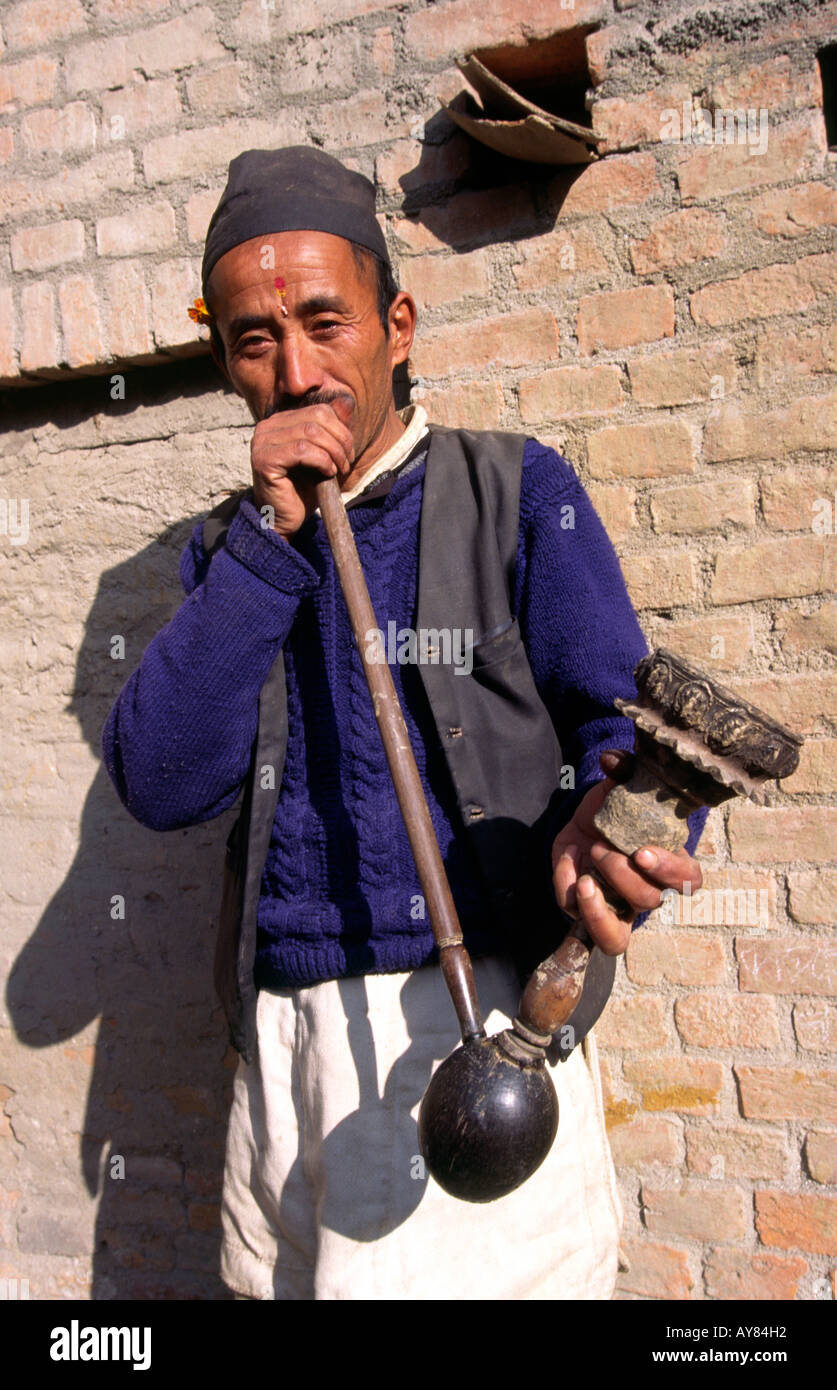 Nepal-Thimi Dorf Mann traditionellen nepalesischen Pfeife Stockfoto