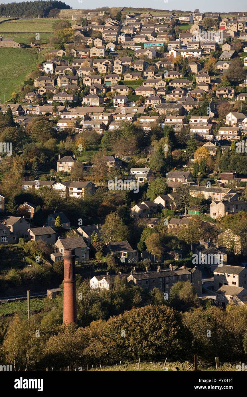 UK Yorkshire Holmfirth Mill Schornstein in Holme Flusstal unter Hang Gehäuse Stockfoto