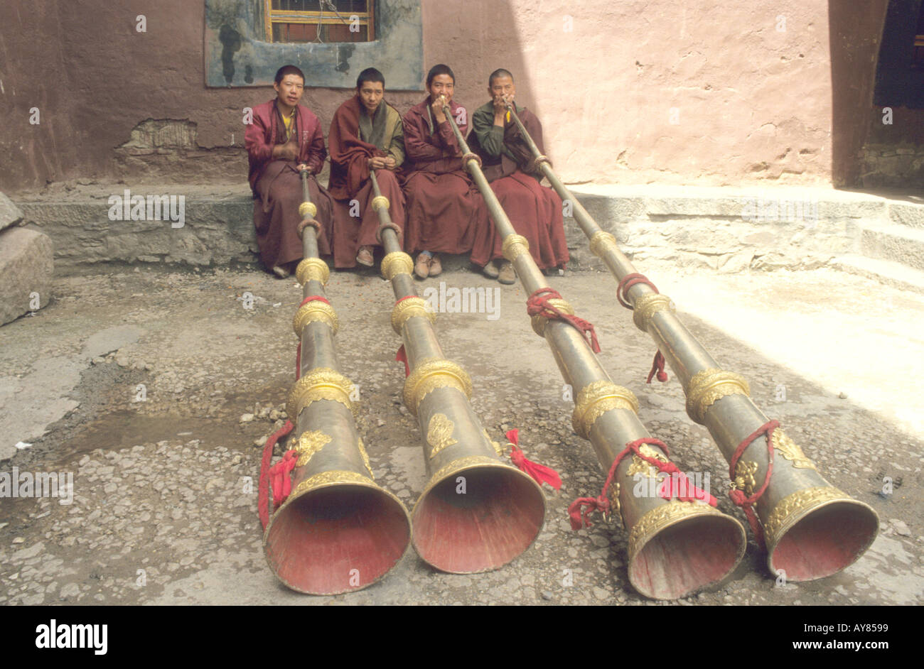 Spielen die langen Hörner Dung außerhalb tibetisches Kloster Mönche Stockfoto