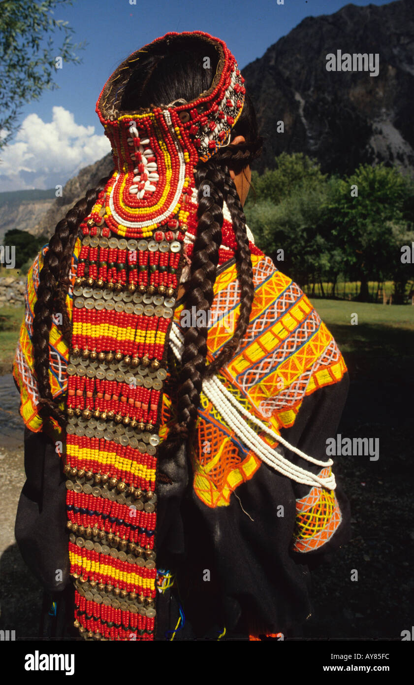 Pakistanisch, heidnischen Kafir Kalash Stammes-Mädchens Kopfschmuck Perlen, Glocken, Kaurimuscheln,, Perlmuttknöpfen über Zöpfen getragen Stockfoto