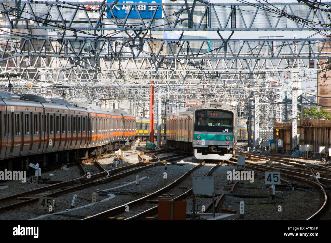 Züge, die Eingabe von JR-Bahnhof Shinjuku, Tokyo, Japan Stockfoto