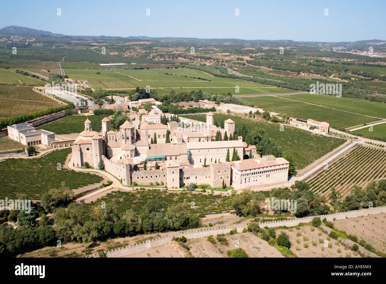 Luftaufnahme des Klosters Santa Maria de Poblet und umliegenden Felder in Poblet, Vimbodí, Tarragona, Katalonien, Spanien. Stockfoto