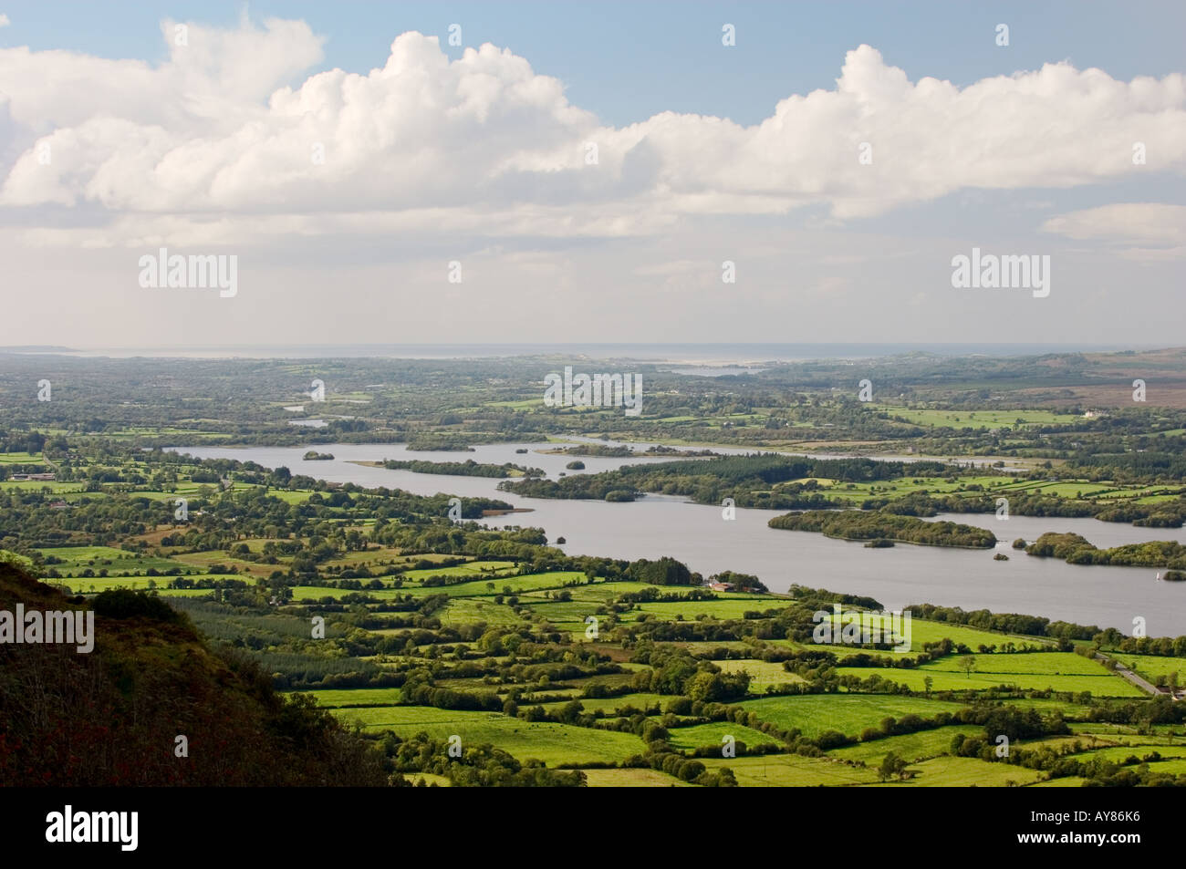 Westen über unteren Lough Erne von Klippen von Magho County Fermanagh in der Nähe von Beleek Enniskillen in Richtung Donegal Bay. Irland. Stockfoto