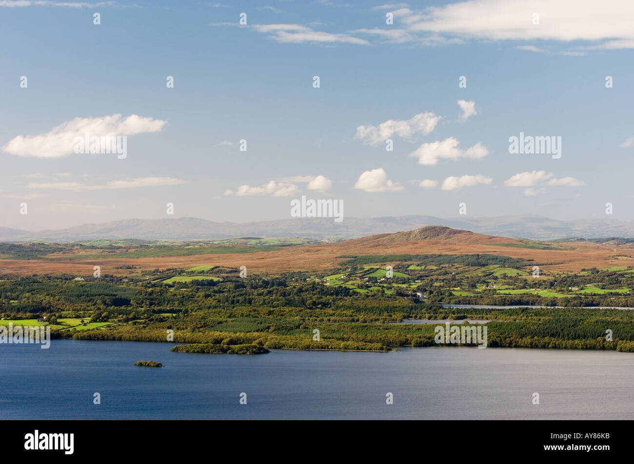 Norden über unteren Lough Erne von den Klippen von Magho im County Fermanagh in Richtung der Blue Stack Mountains in Donegal. Irland. Stockfoto