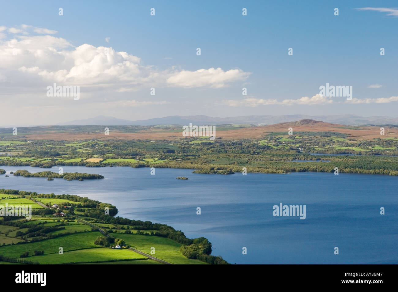 Westen über unteren Lough Erne von Klippen von Magho County Fermanagh in der Nähe von Beleek Enniskillen in Richtung Donegal Bay. Irland. Stockfoto