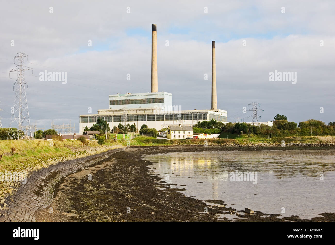 Tarbert Kraftwerk an der Mündung des Flusses Shannon, County Kerry, Irland. Öl betriebene Kraftwerk Strom. Stockfoto