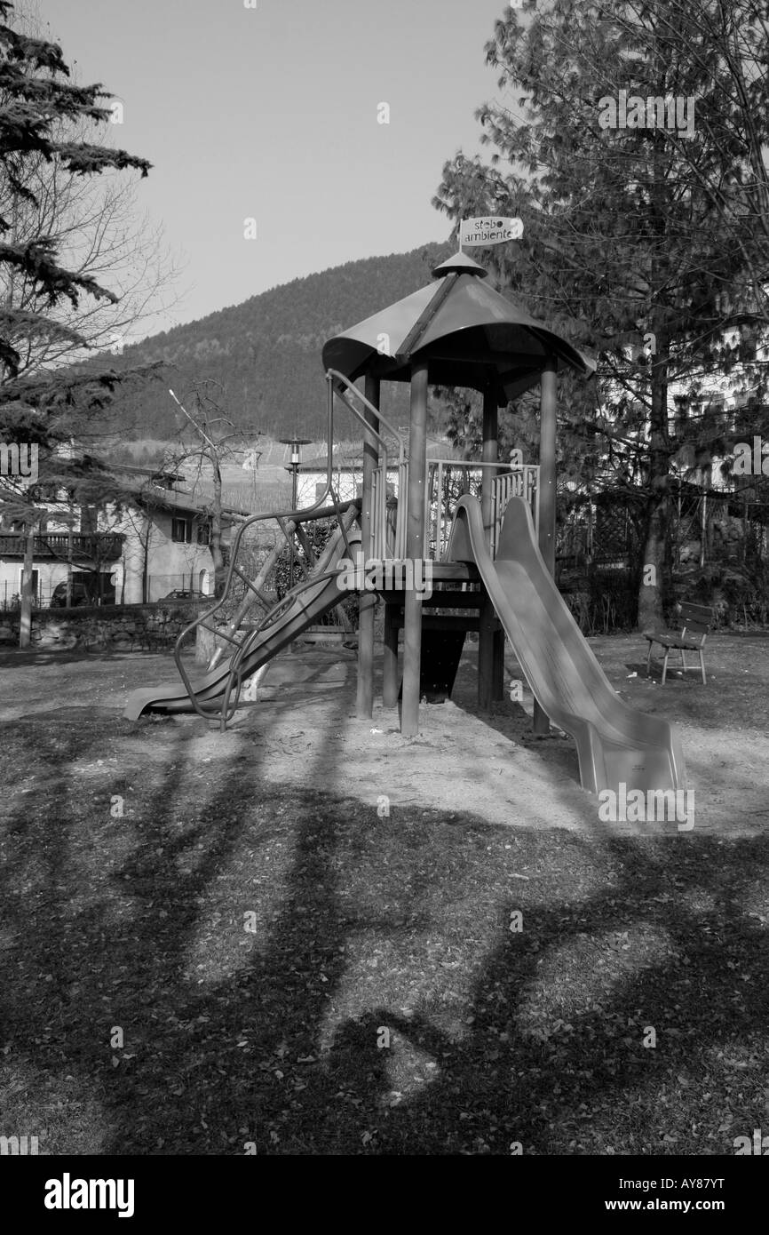 Spielplatz-Park in der kleinen alpinen Stadt von Revo-Italien Stockfoto