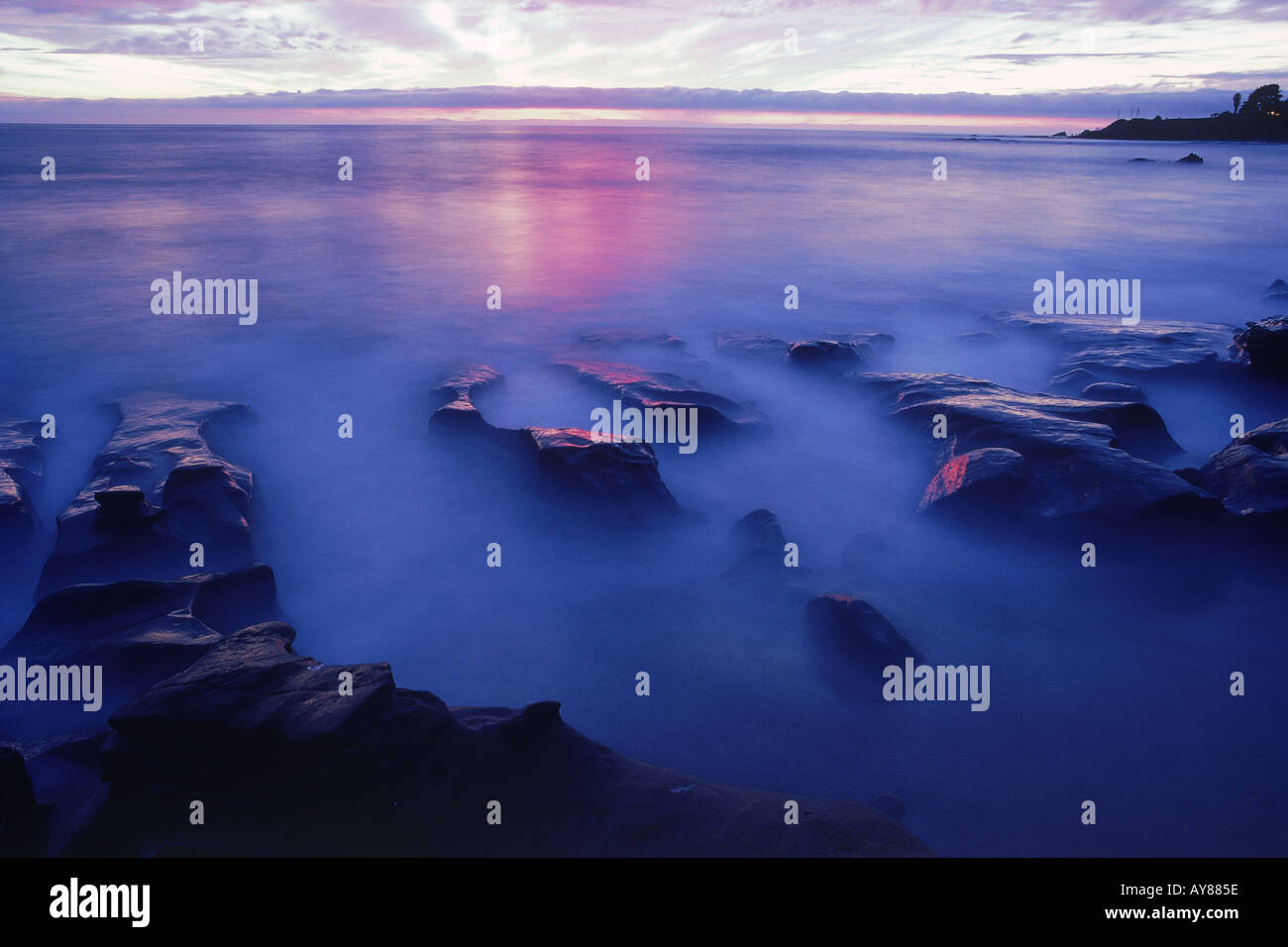 Abendlicht, Meer und Felsen reflektiert in Laguna Beach, Kalifornien Stockfoto