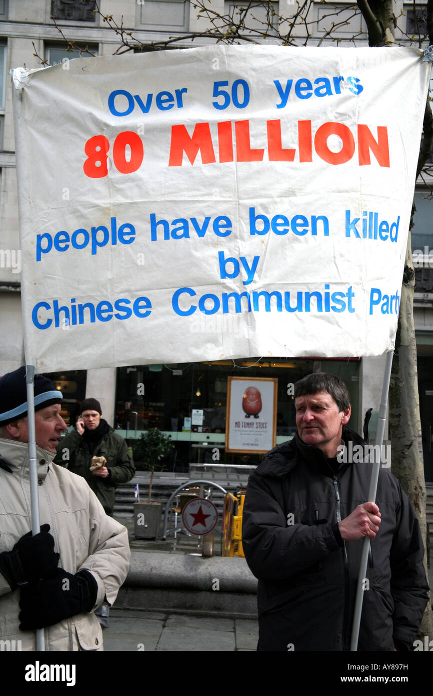 Demonstranten mit Anti-China-Banner in London am Olympischen Fackellauf Stockfoto