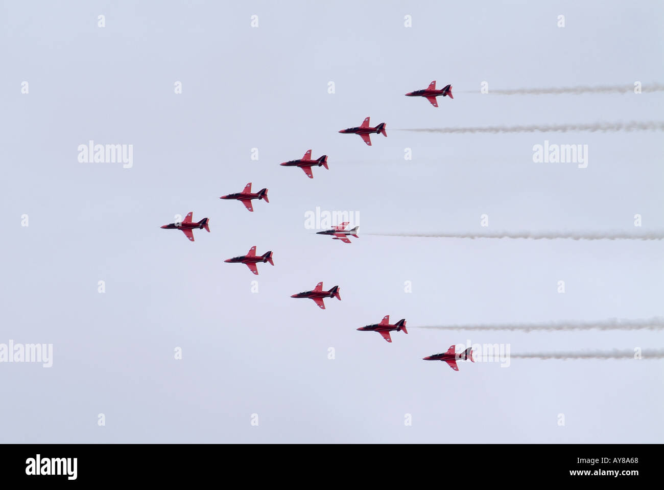 Die Red Arrows Hawk Aircraft in Formation mit einer mit einer Mücke Stockfoto