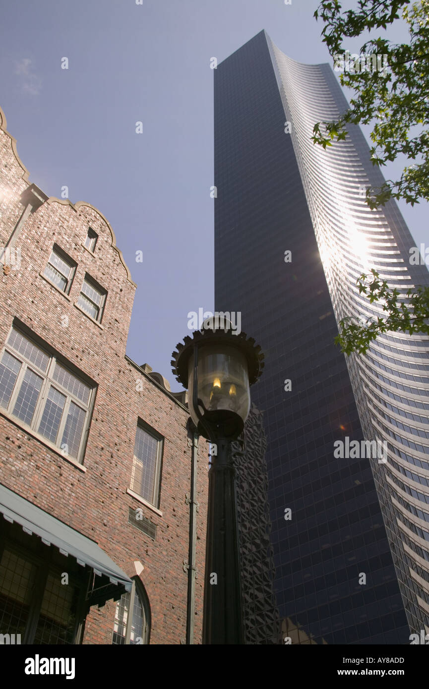 Gas light Straßenlaterne außerhalb der Seattle Club und Columbia Center Hochhaus Seattle Washington Stockfoto