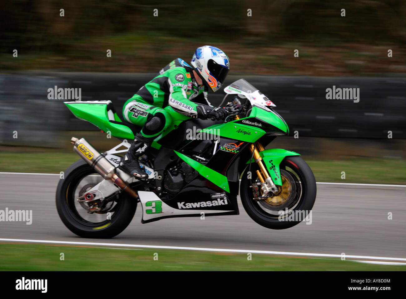 Stuart Easton ziehen Wheelie britischen Superbike Brands Hatch 2008. Team MSS Entdeckung Kawasaki ZX10R Stockfoto