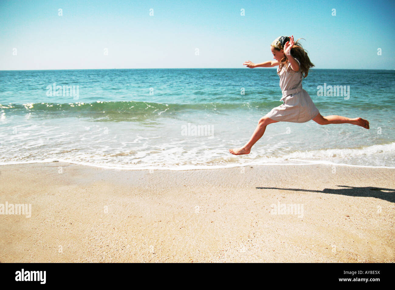 Mädchen springen Stockfoto