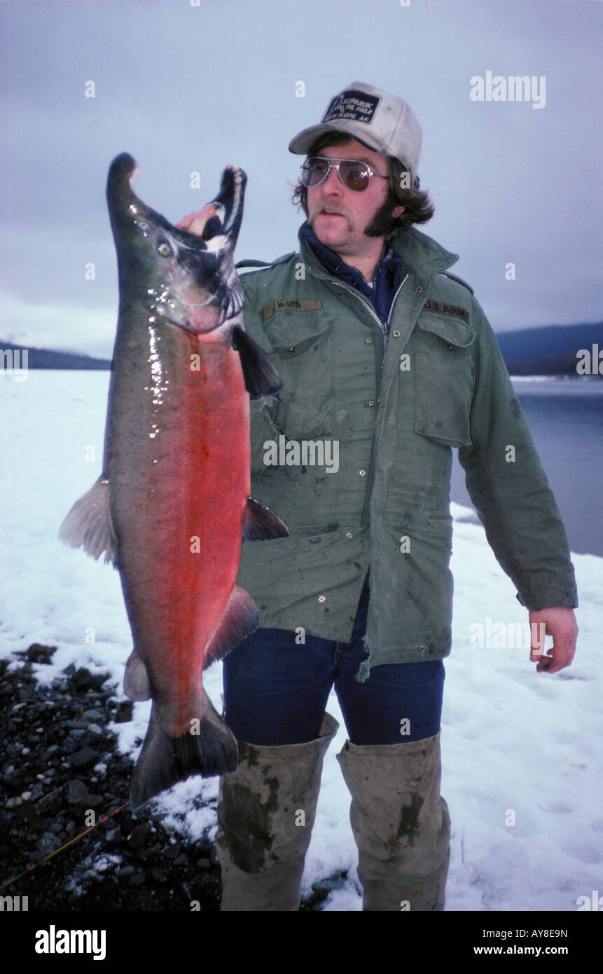 Sportfischer mit Lachs fangen Chilkat River im Winter Haines NW Alaska USA als Wesen fangen Chatham Fisch Fischer fing Stockfoto
