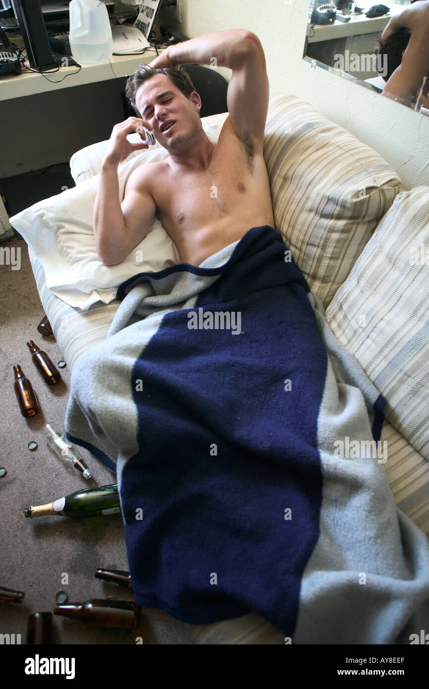 College-Student mit Kater aufwachen Stockfoto