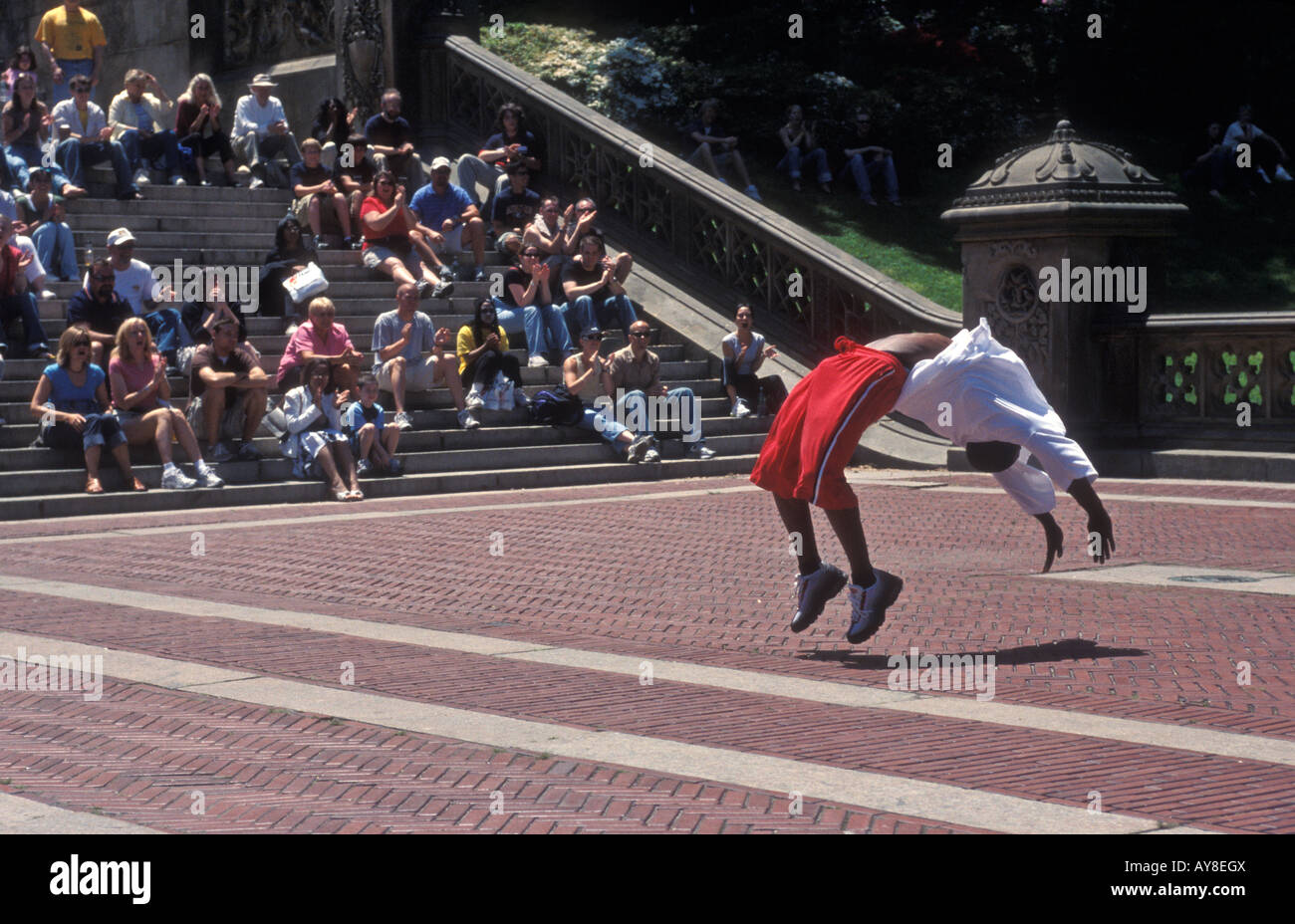 Touristen, die gerade Break Dancer bei Bethesda Terrasse in Central Park New York Stockfoto