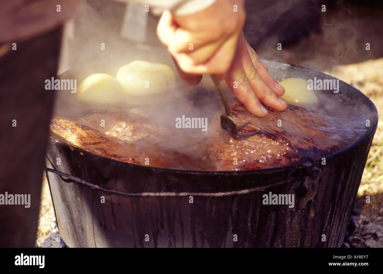 Cowboy cooking vom Feinsten im Lincoln County Cowboy Symposium und Planwagen Kochwettbewerb, in Ruidoso Downs, New Mexico. Stockfoto