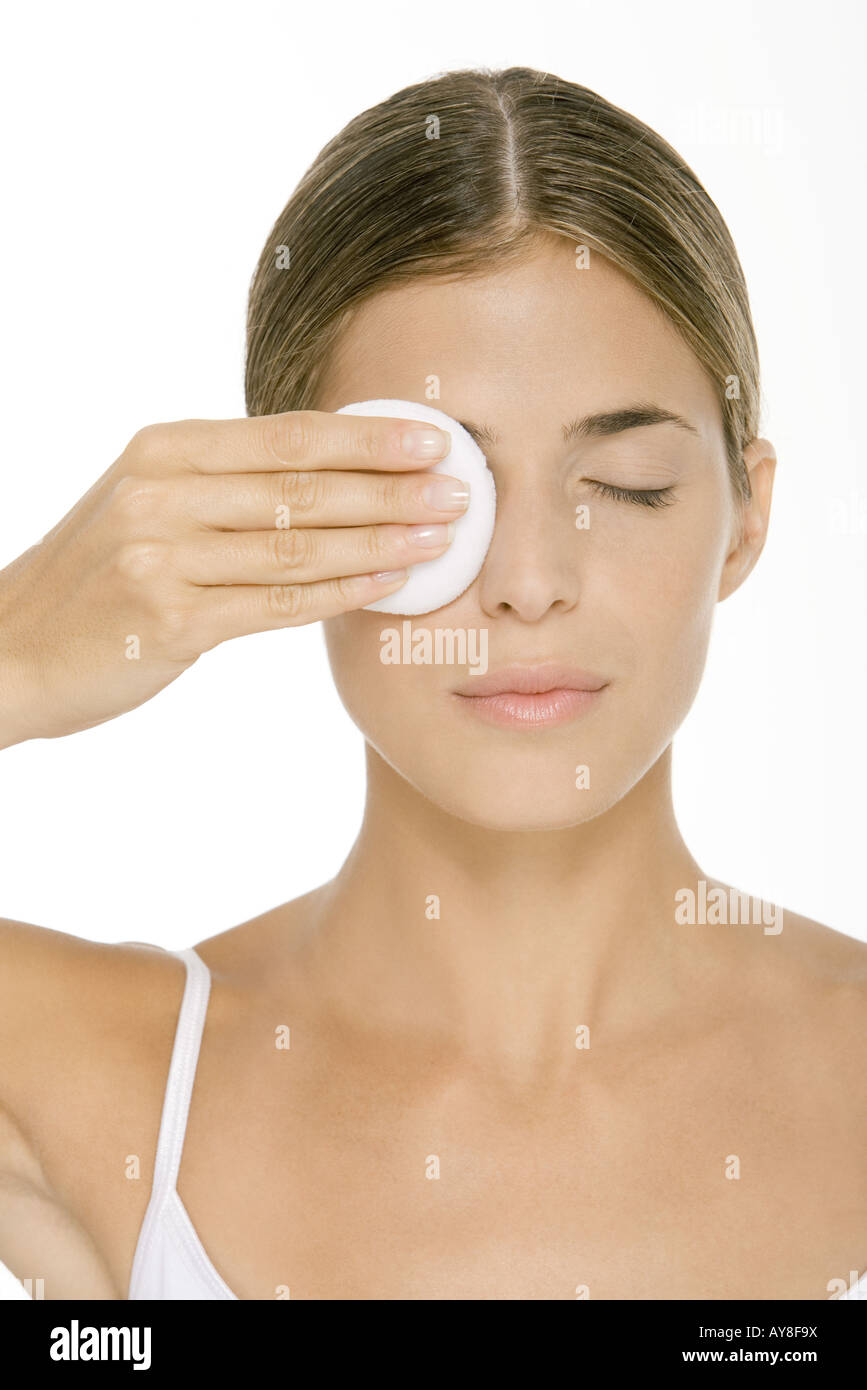 Frau entfernen von Augen-Make up Stockfoto