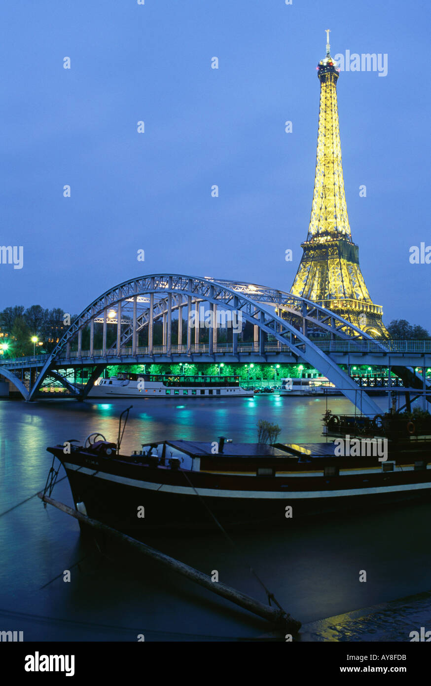 Eiffelturm vom Seineufer Paris Frankreich Stockfoto