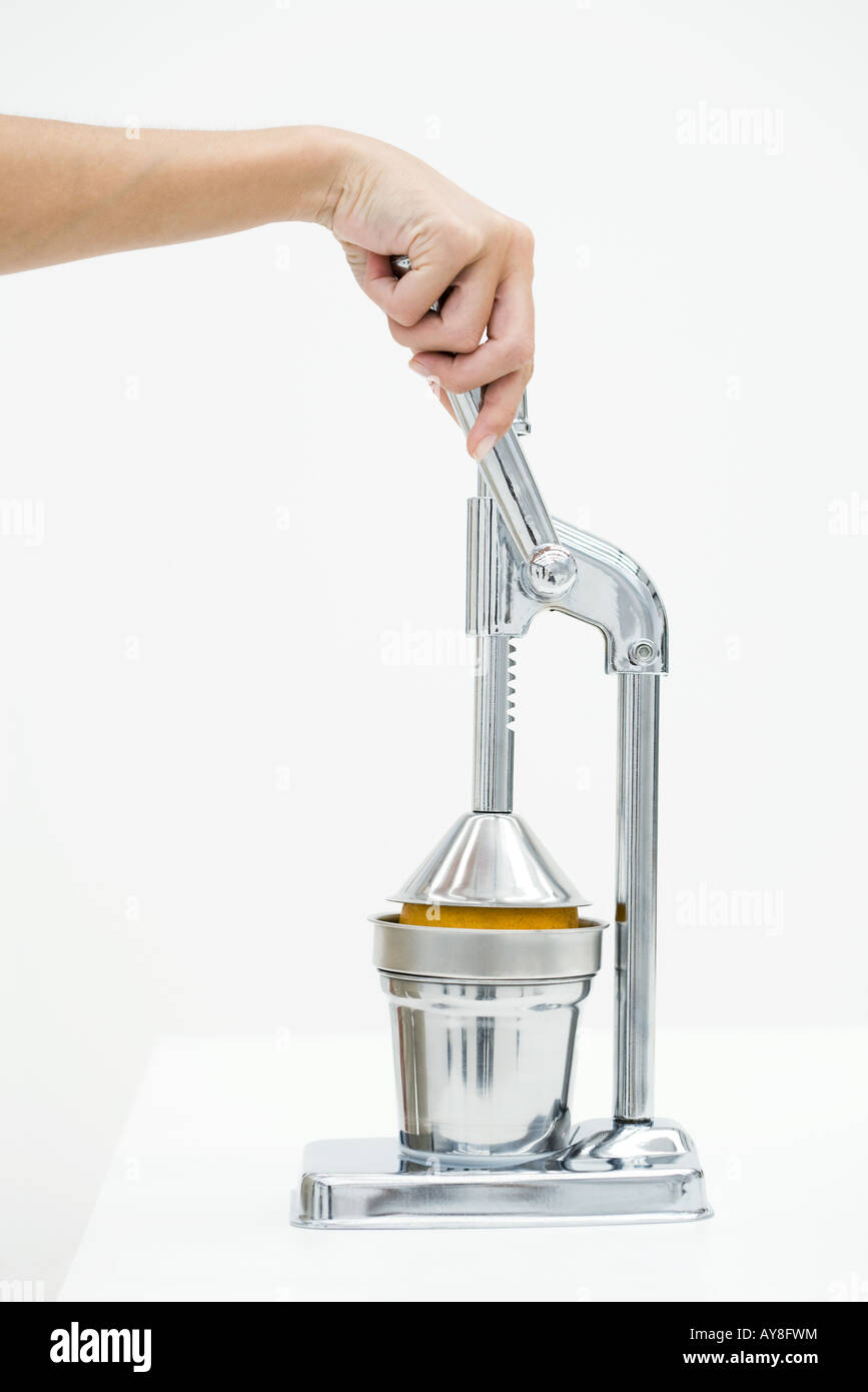 Frau Orange mit Zitruspresse, drücken beschnitten Blick auf hand Stockfoto