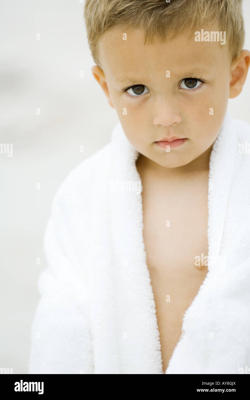 Kleiner Junge gewickelt Handtuch, Blick in die Kamera, Porträt Stockfoto
