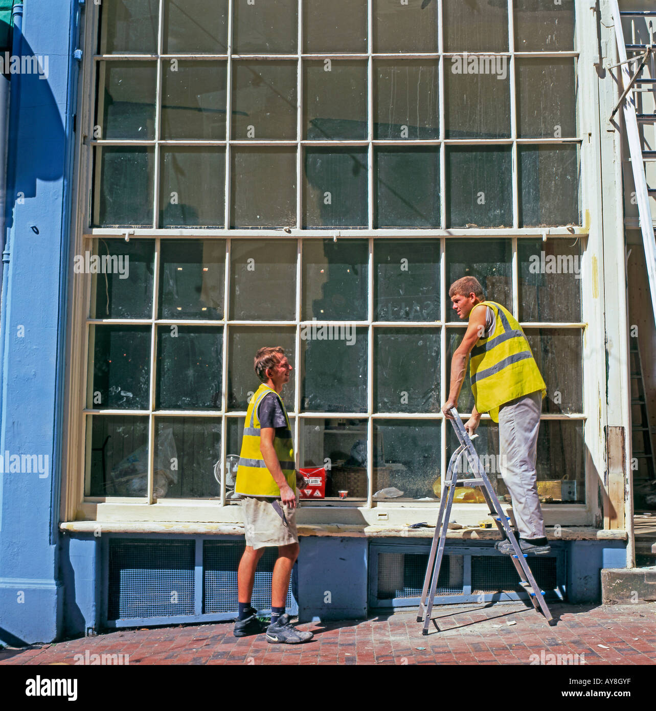 Polnische Arbeiter, die Wiederherstellung von einem Schaufenster in Royal Tunbridge Wells England Kent UK KATHY DEWITT Stockfoto