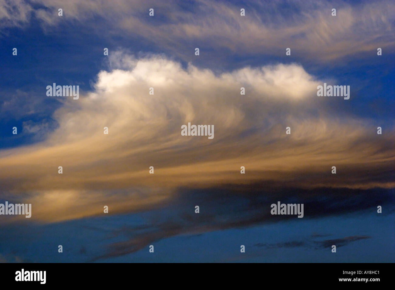 wirbelnden Wolken am blauen Himmel bei Sonnenauf- oder Sonnenuntergang Stockfoto