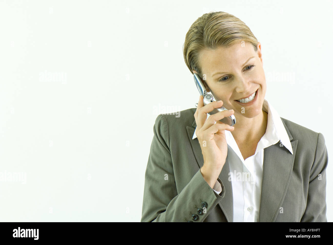 Geschäftsfrau mit Handy, Lächeln, Blick nach unten Stockfoto