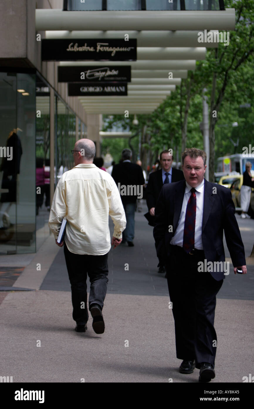 Geschäftsleute Spaziergang vorbei an Designerläden Collins Street Melbourne Victoria Australien Stockfoto