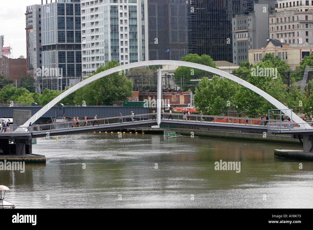 Yarra River Southgate Fußgängerbrücke verbindet Southbank und Flinders Street Melbourne Victoria Australien Stockfoto