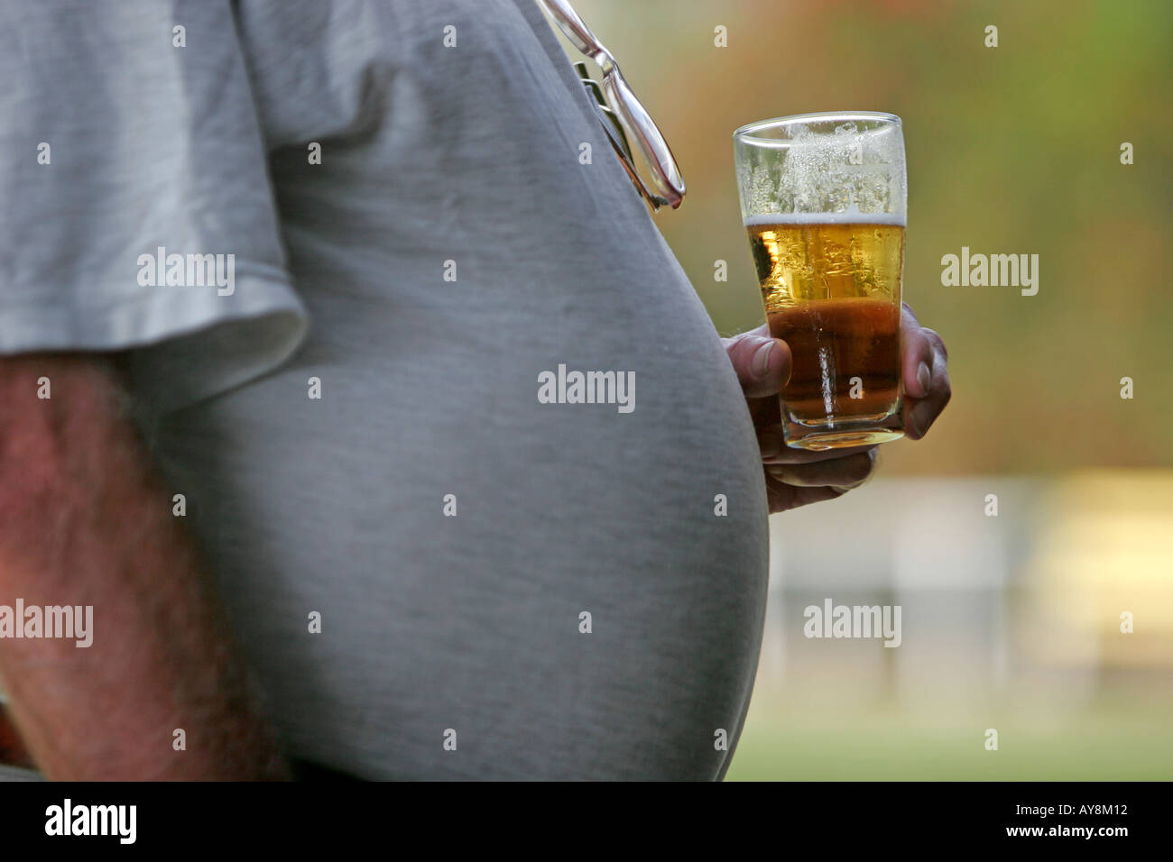 Mann mit Topfbauch trinken Bier vom Fass Melbourne Victoria Australien Stockfoto