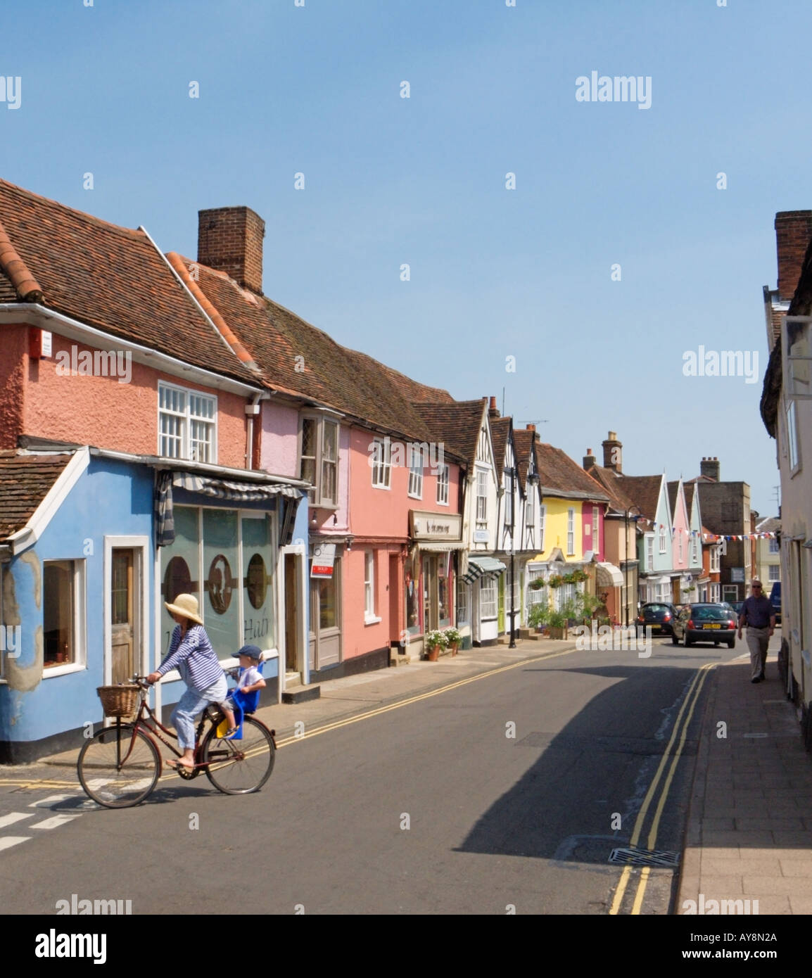 Örtliche Architekturgeschäfte und Straßenszene in Woodbridge, Theatre Street, die in Richtung Town Square, Woodbridge, Suffolk, England, Großbritannien führt Stockfoto