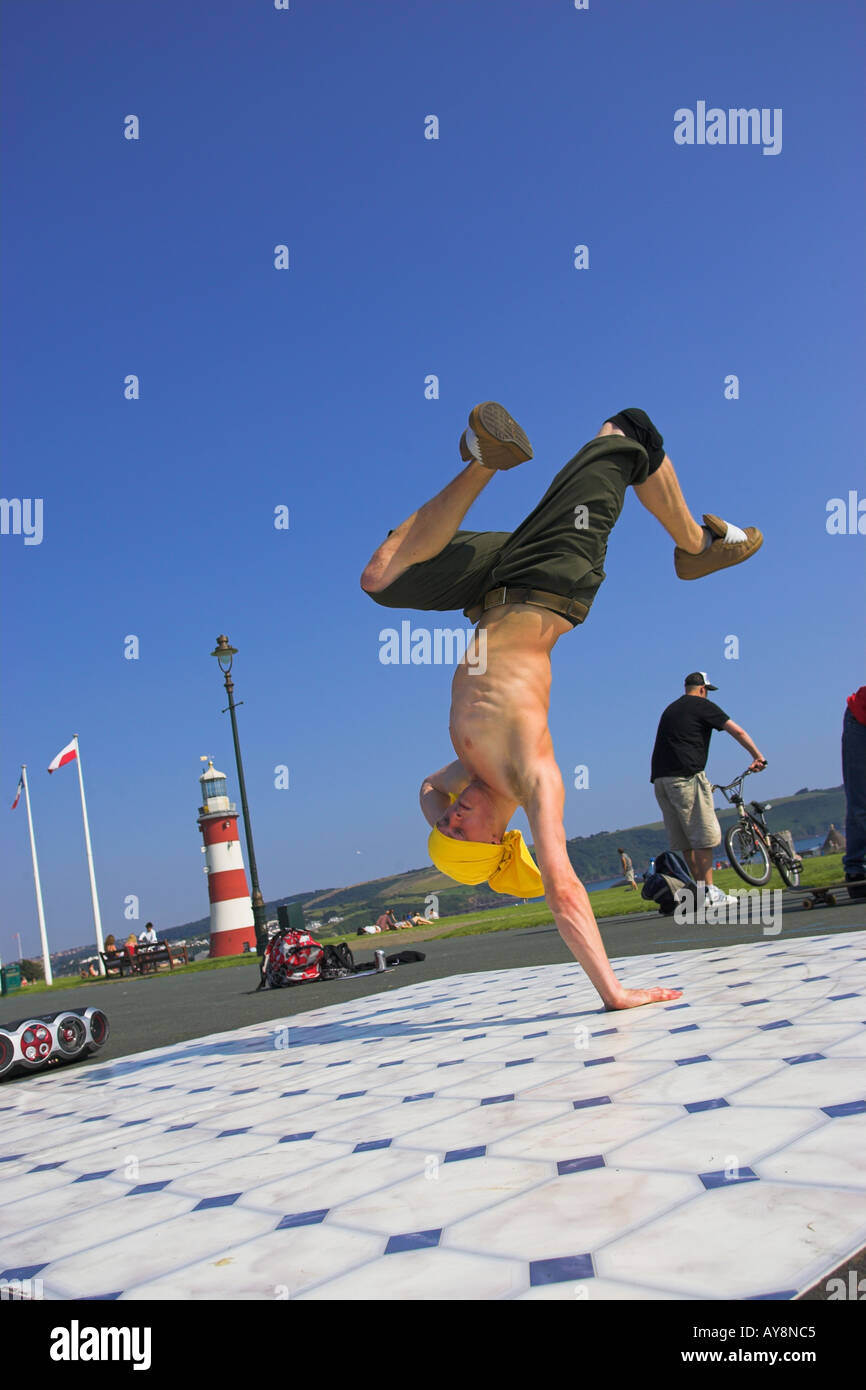 Break Dancer auf Plymouth Hacke, South Devon .de vor Smeatons Tower Leuchtturm Stockfoto