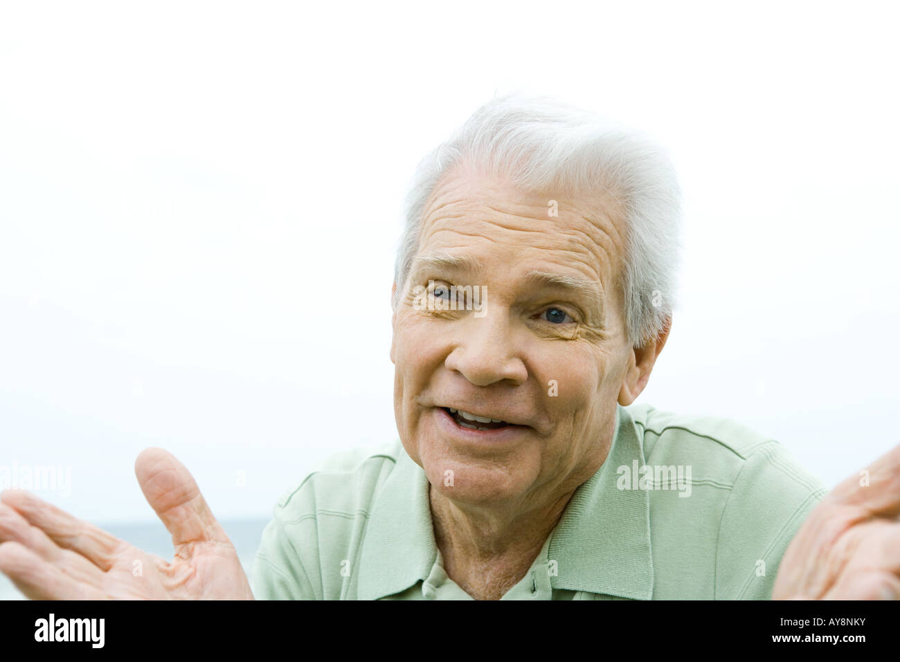 Senior woman gestikulieren mit den Händen, Lächeln, wegschauen Stockfoto