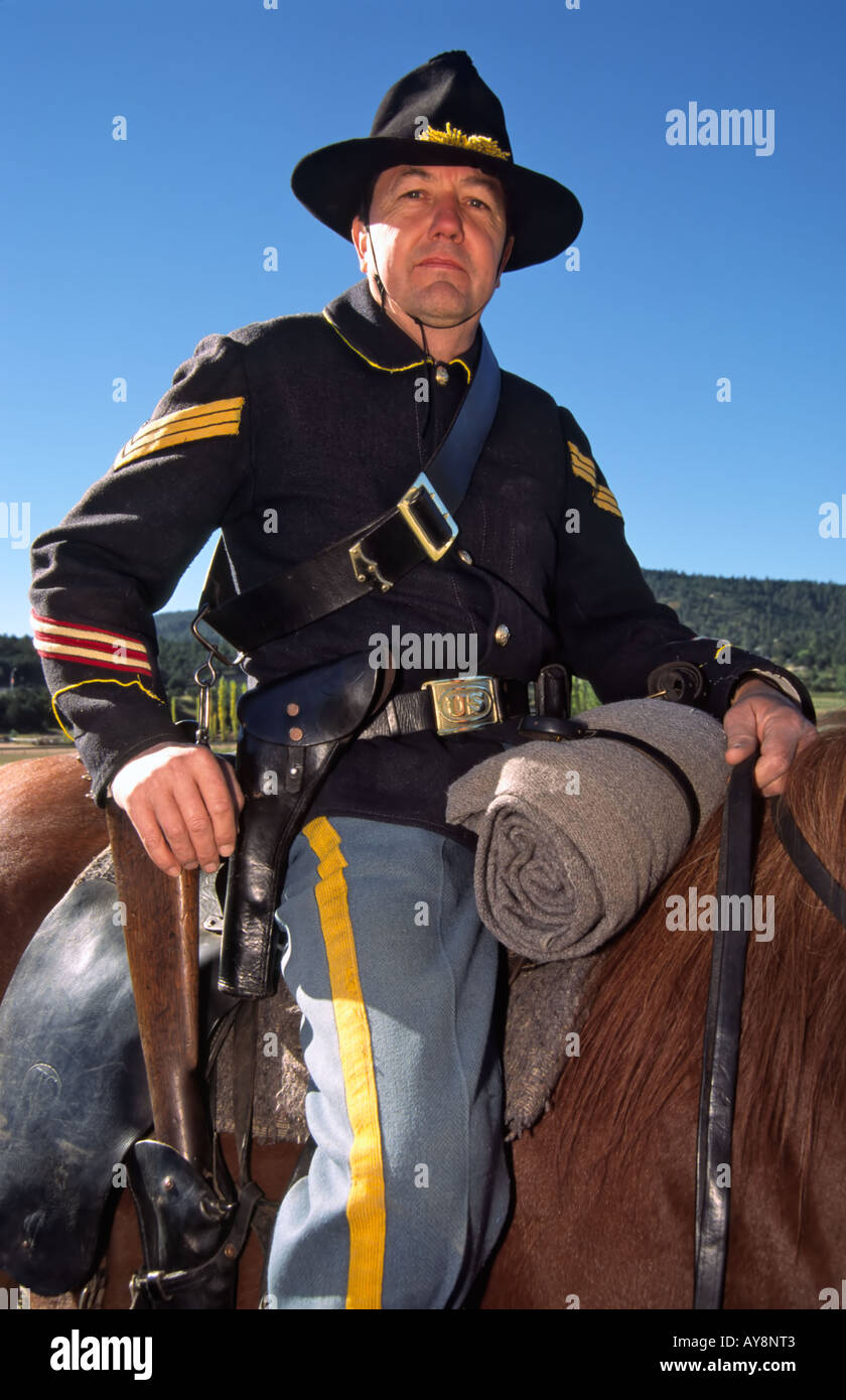 Herr 419 Kavallerie Soldat Terrell Hutchens Patrouillen im Garten, auf dem Cowboy-Symposium in Ruidoso Downs, New Mexico. Stockfoto