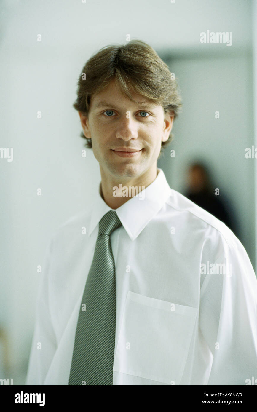 Geschäftsmann lächelnd in die Kamera, Porträt Stockfoto