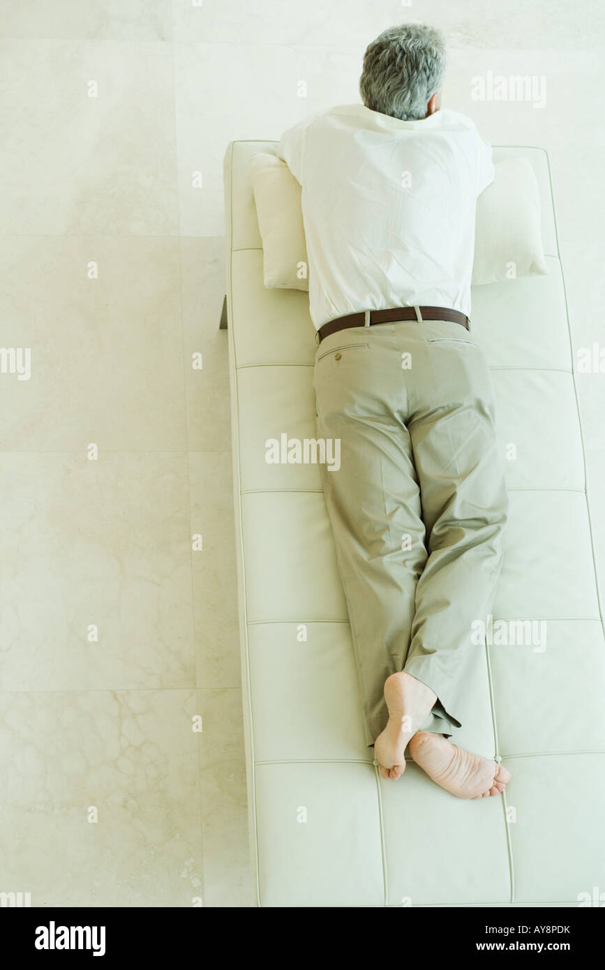 Mann Liegt Auf Bauch Auf Chaiselongue Erhohte Ansicht In Voller Lange Stockfotografie Alamy