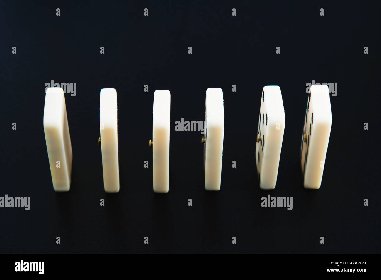 Dominosteine in einer Reihe, Nahaufnahme Stockfoto