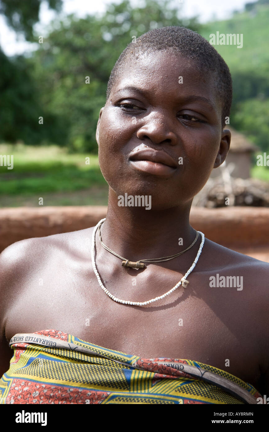 Eine junge togolesische Frau mit Halskette und rasierten Kopf Posen im Tal scheuen. Stockfoto