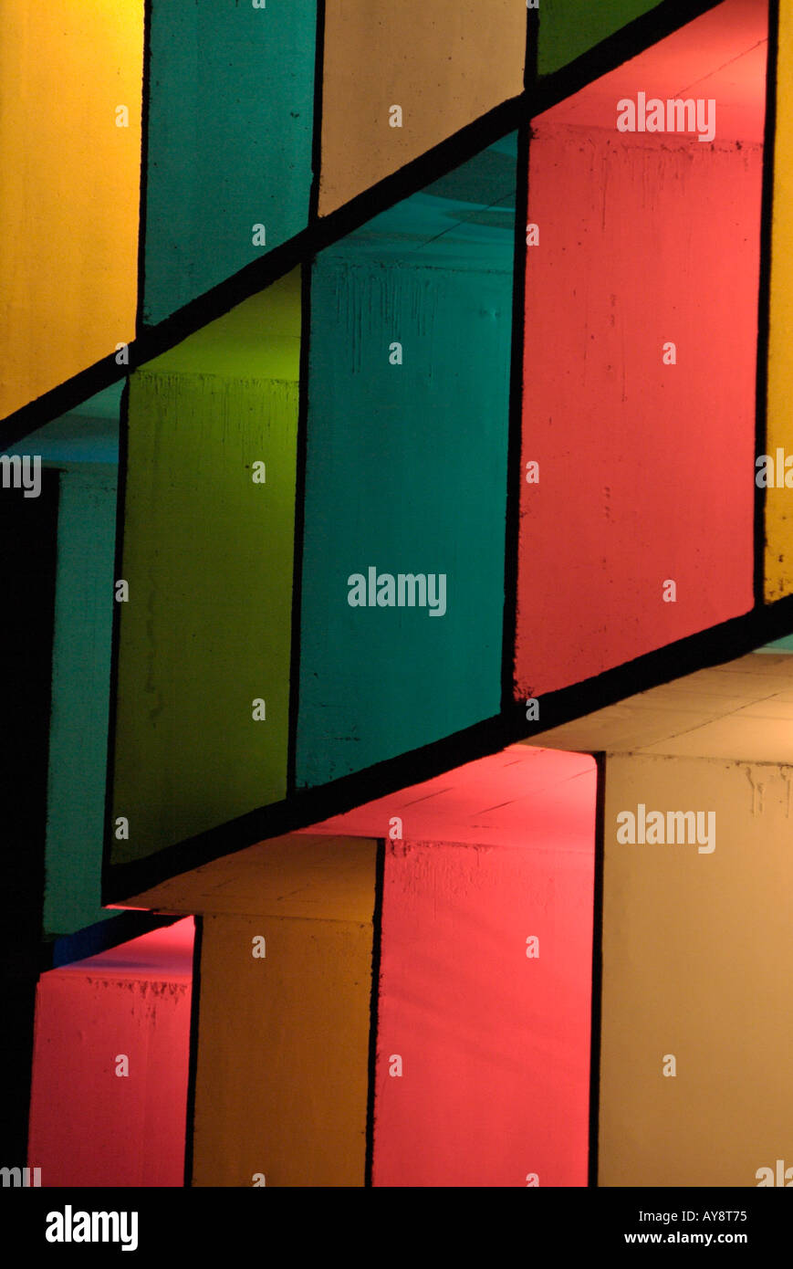 Abstrakte zeigen individuell farbig beleuchteten quadratische Zellen eine unvollendete Hotelbau. Stockfoto