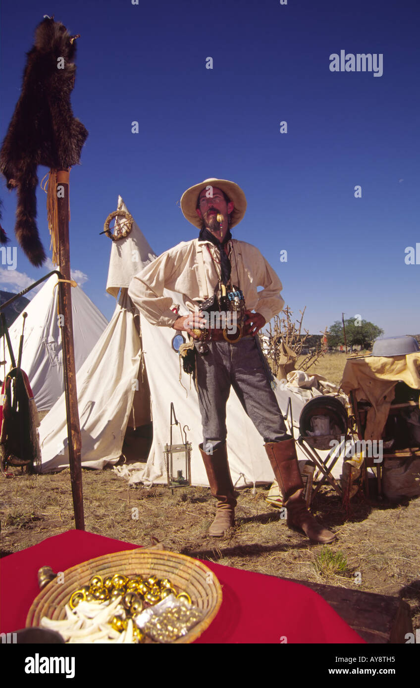 Herr 571 Berg Mann Paul Wenzel hält Wache über das Camp am "Miner Tag" in der Geisterstadt White Oaks, New Mexico. Stockfoto