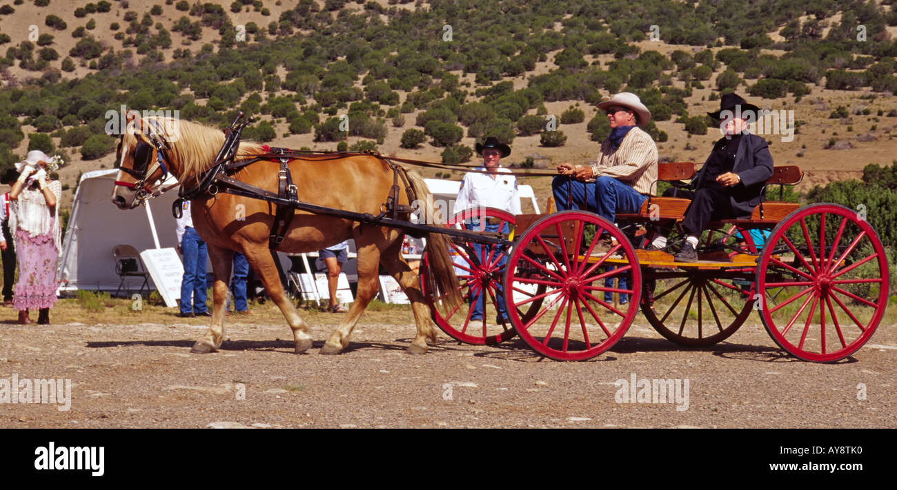 Der Pfarrer kommt durch den Buckboard am alten West-Denkmal in White Oaks, New Mexico. Stockfoto