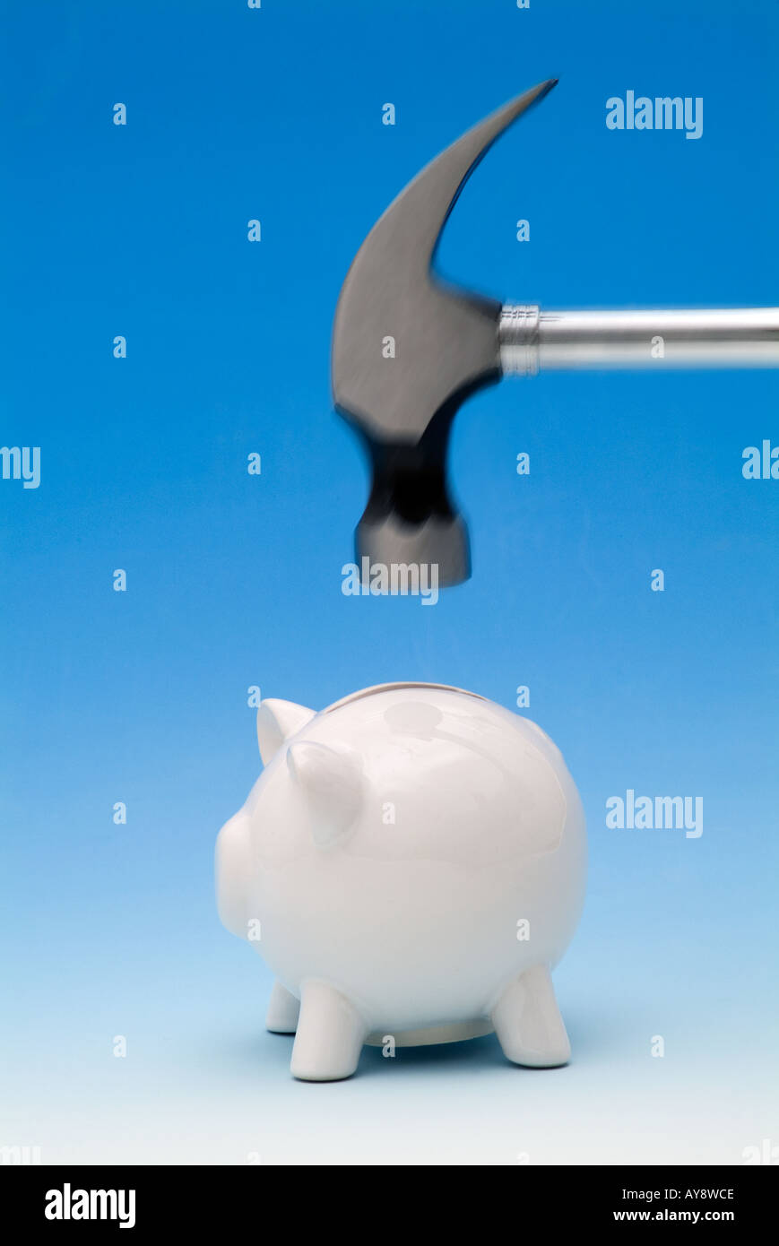 Hammer zu öffnen ein Sparschwein knacken Stockfotografie - Alamy